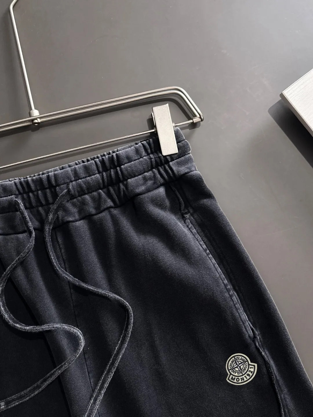 Next day shipment P360 Stone lsland/Stone Island Mouth Joint Exclusive launch of 25ss autumn and winter new high-quality trousers Compare real-life details at will The craftsmanship that ordinary small workshops cannot copy Top-level ZP development Unique imported fabric feel Purely imported German machine production Precision operation Ten thousand needle density A pair of trousers with rich details You can see the development strength A full set of new accessories can be customized simultaneously Simple yet elegant Soft, delicate and comfortable The upper body is versatile and fashionable A perfect choice for autumn and winter. A must-have item. Loose fit. Please refer to the size chart when placing an order: S to XL (or state your height and weight when placing an order)